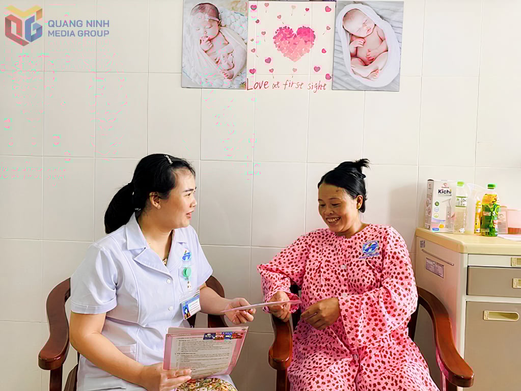 Bác sĩ Trung tâm Y tế Đầm Hà tư vấn các biện pháp tránh thai an toàn cho phụ nữ.
