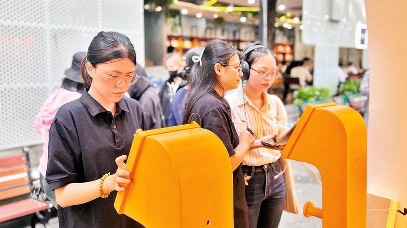 Readers experience e-books and audiobooks at Book and Digital Transformation Week 2024.