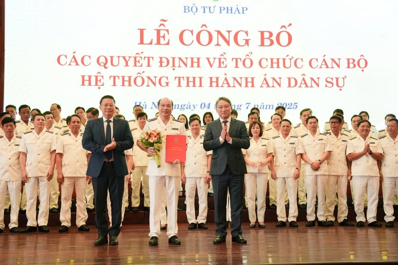Công bố các quyết định bổ nhiệm cán bộ chủ chốt hệ thống thi hành án dân sự - Ảnh 1.