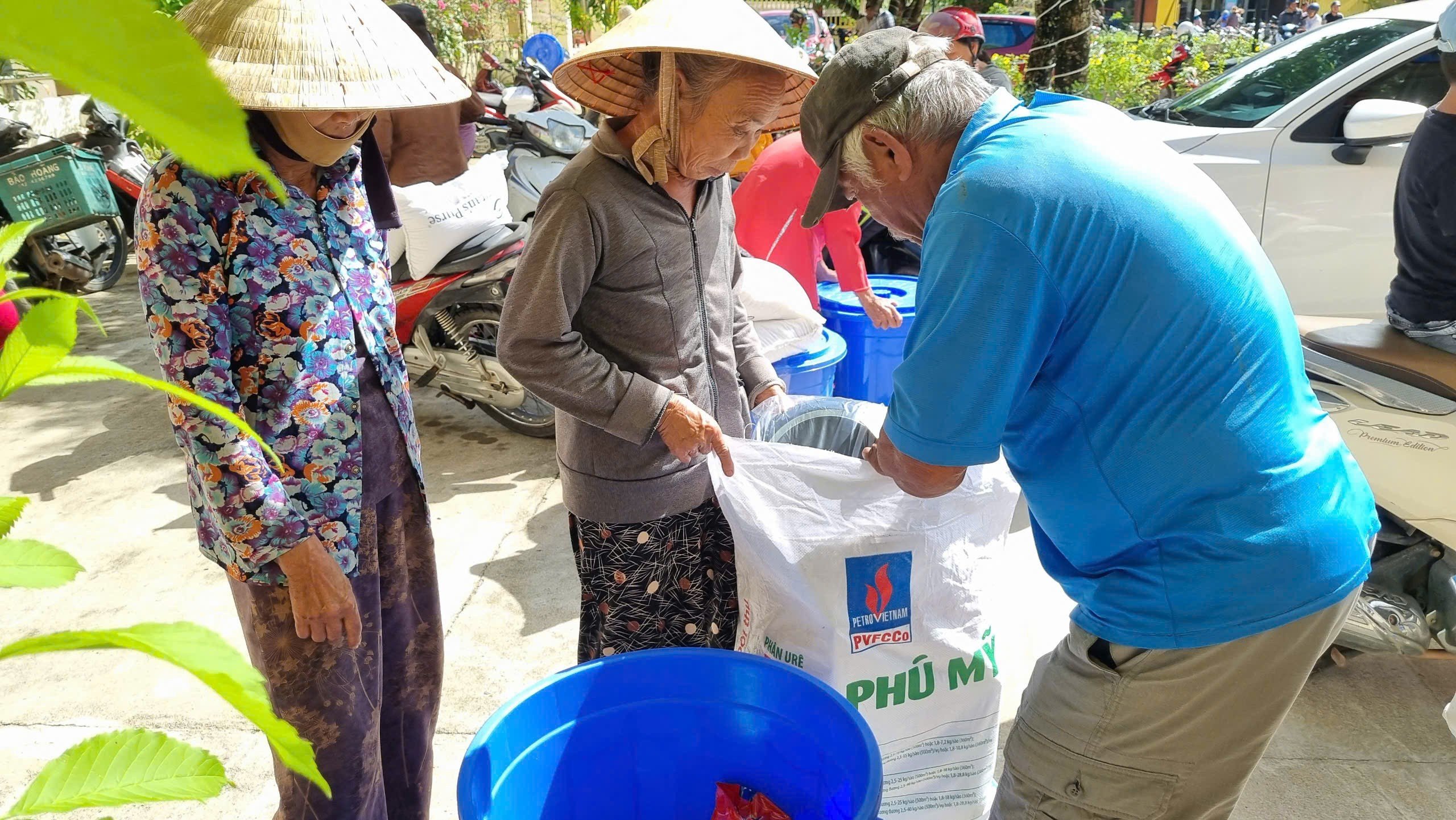 Người dân được nhận gạo cùng nhiều nhu yếu phẩm khác và vật dụng sinh hoạt. (Ảnh: Liên hiệp các tổ chức hữu nghị thành phố Đà Nẵng)