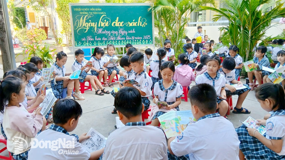 Học sinh Trường tiểu học Tân Khai A (xã Tân Khai) đọc sách tại Ngày hội Đọc sách tổ chức tại trường.