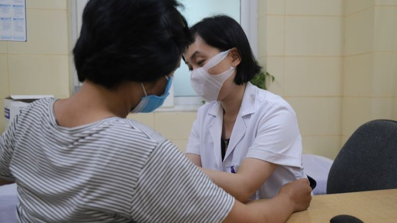 At the Breast Clinic of K Hospital, many patients were happy and excited to receive information that they would be given medicine every 3 months instead of once a month as before.