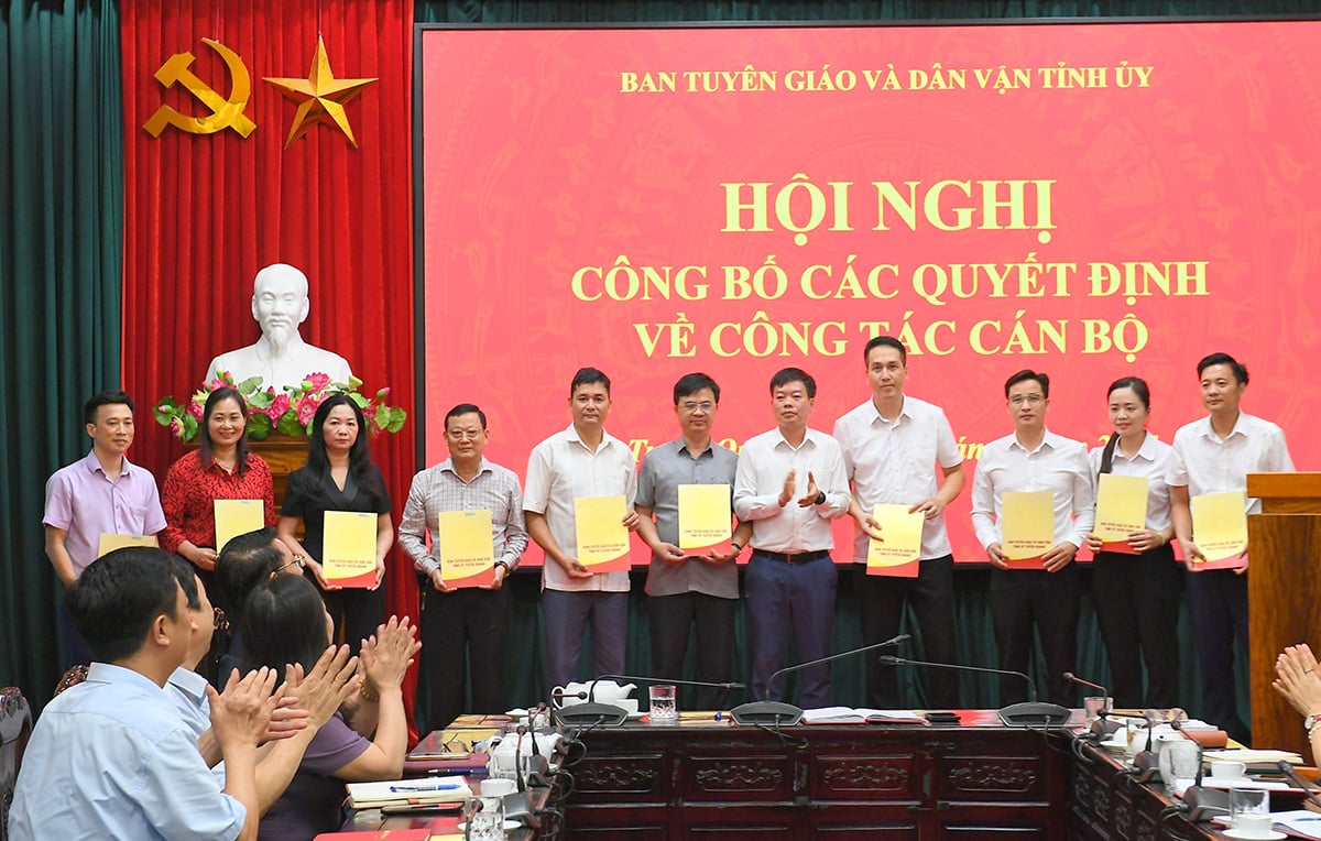 Lãnh đạo Ban Tuyên giáo và Dân vận Tỉnh ủy trao Quyết định bổ nhiệm các phó trưởng phòng chuyên môn và Phó Chánh văn phòng Ban Tuyên giáo và Dân vận Tỉnh ủy.