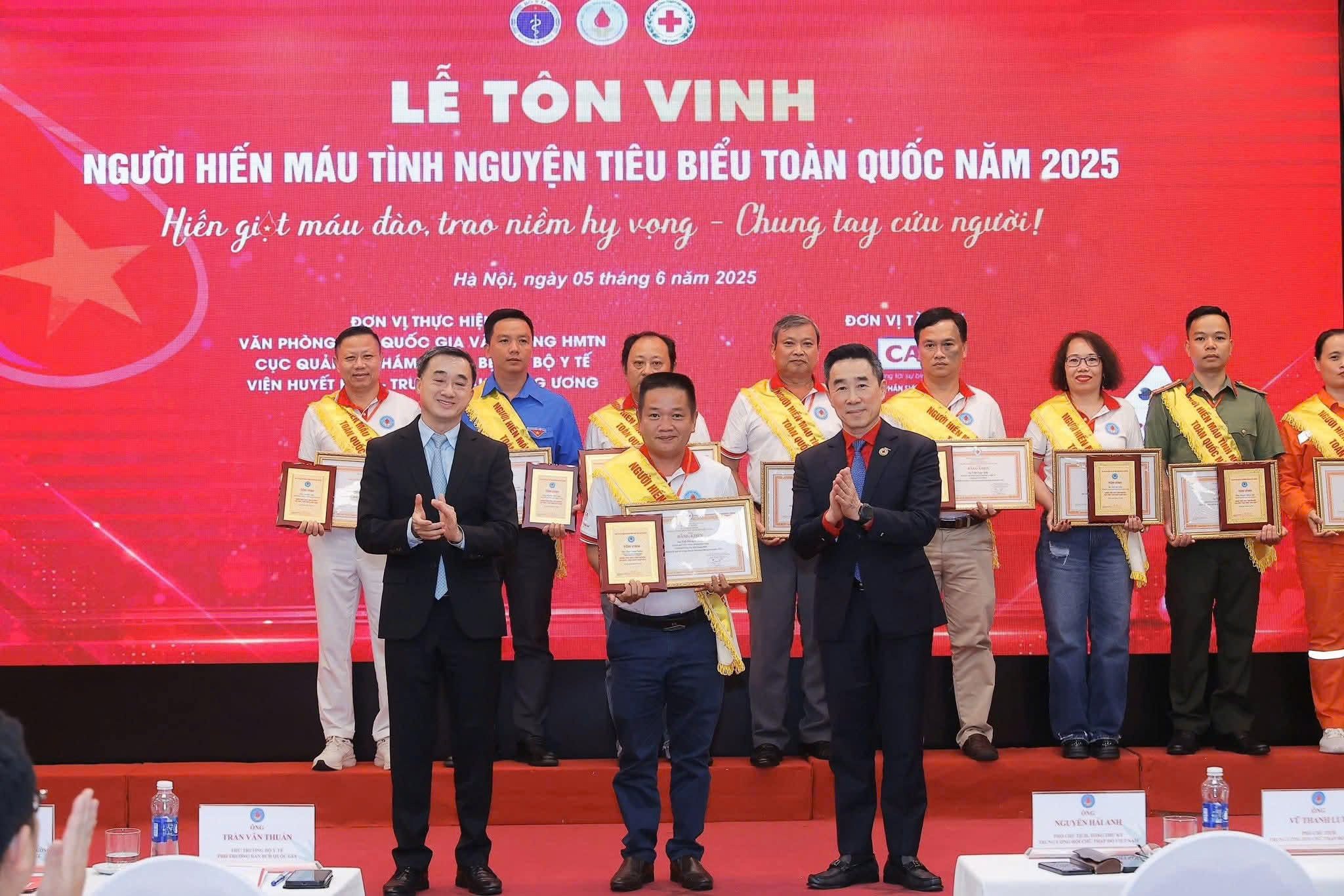 “Người thắp lửa” hiến máu tình nguyện