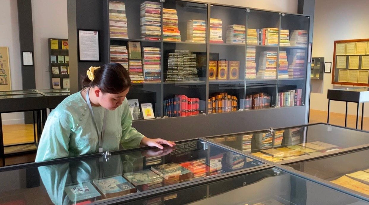 Gehen Sie nach Hoi An und betrachten Sie die Sammlung von Tien Xu-Tien Giay-Briefmarken und -Geschichten in der CSO-Galerie 2.jpg