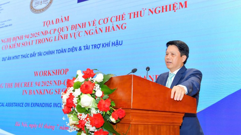 Der stellvertretende Gouverneur der Staatsbank, Pham Tien Dung, spricht auf dem Seminar.