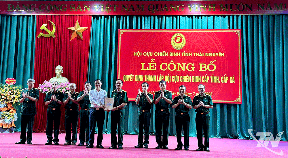 Đồng chí Vũ Duy Hoàng, Uỷ viên BTV Tỉnh uỷ, Phó Chủ tịch Thường trực Uỷ ban MTTQ Việt Nam tỉnh trao quyết định thành lập Hội Cựu chiến binh tỉnh Thái Nguyên