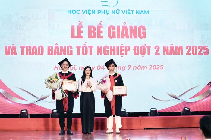 Học viện Phụ nữ Việt Nam trao bằng tốt nghiệp đợt 2 năm 2025 cho hơn 500 học viên, sinh viên- Ảnh 6.