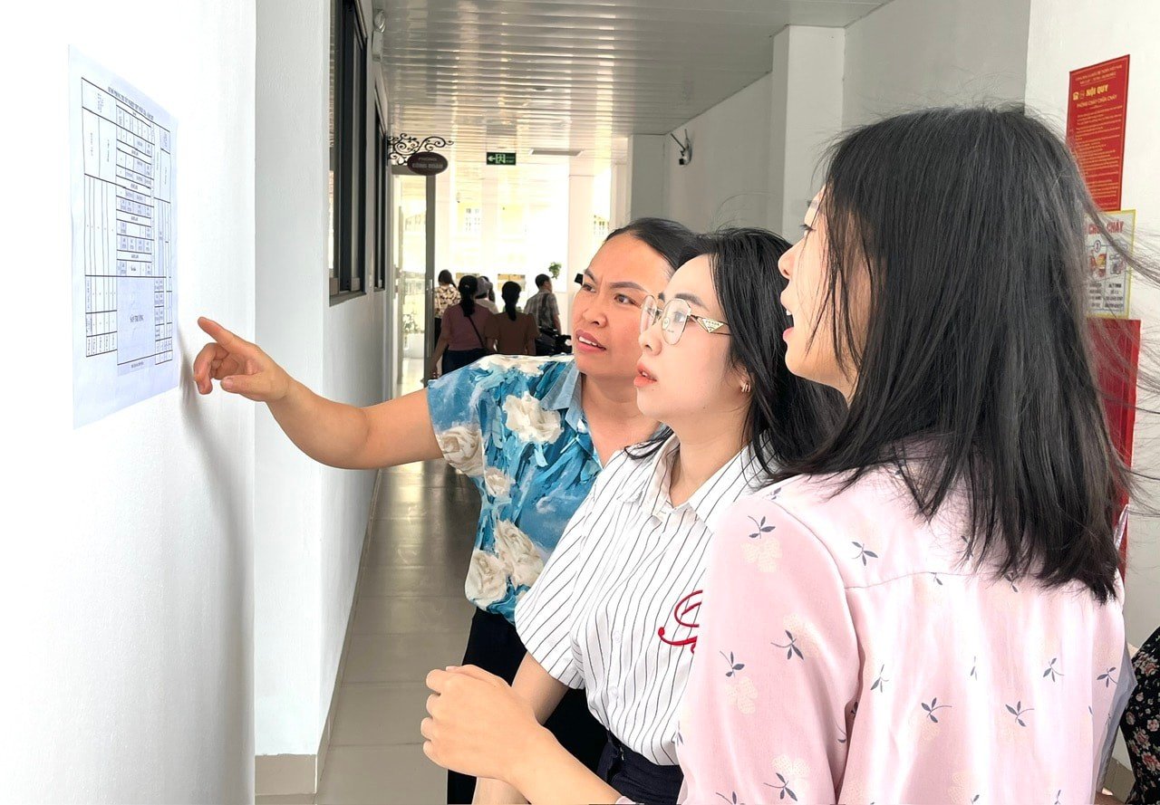 Các hội đồng chấm thi tốt nghiệp THPT năm 2025 đã làm việc, bảo đảm tiến độ công bố kết quả thi vào sáng 16-7-2025. Ảnh: Lê Nguyễn