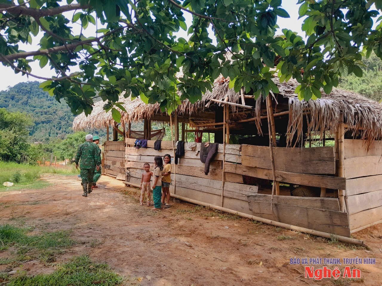Những ngôi nhà tranh tre của người dân bản Cò Phạt đang được vận động tháo dỡ. Ảnh: Nguyễn Nam