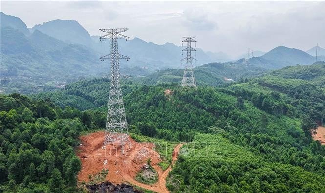 Hệ thống cột điện của đường dây 500kV Lào Cai - Vĩnh Yên đã hoàn thành.