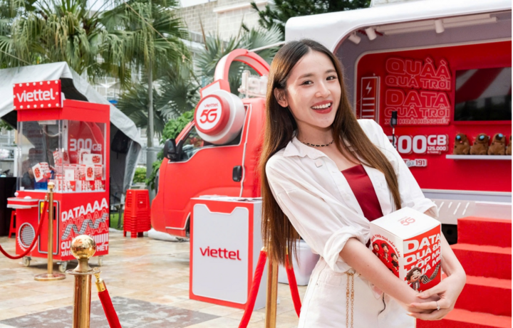 Mới đây, với chuyến xe công nghệ 5G, Viettel đã mang đến trải nghiệm số cho người dân miền Tây ngay tại chợ, trường học, công viên và khu dân cư.