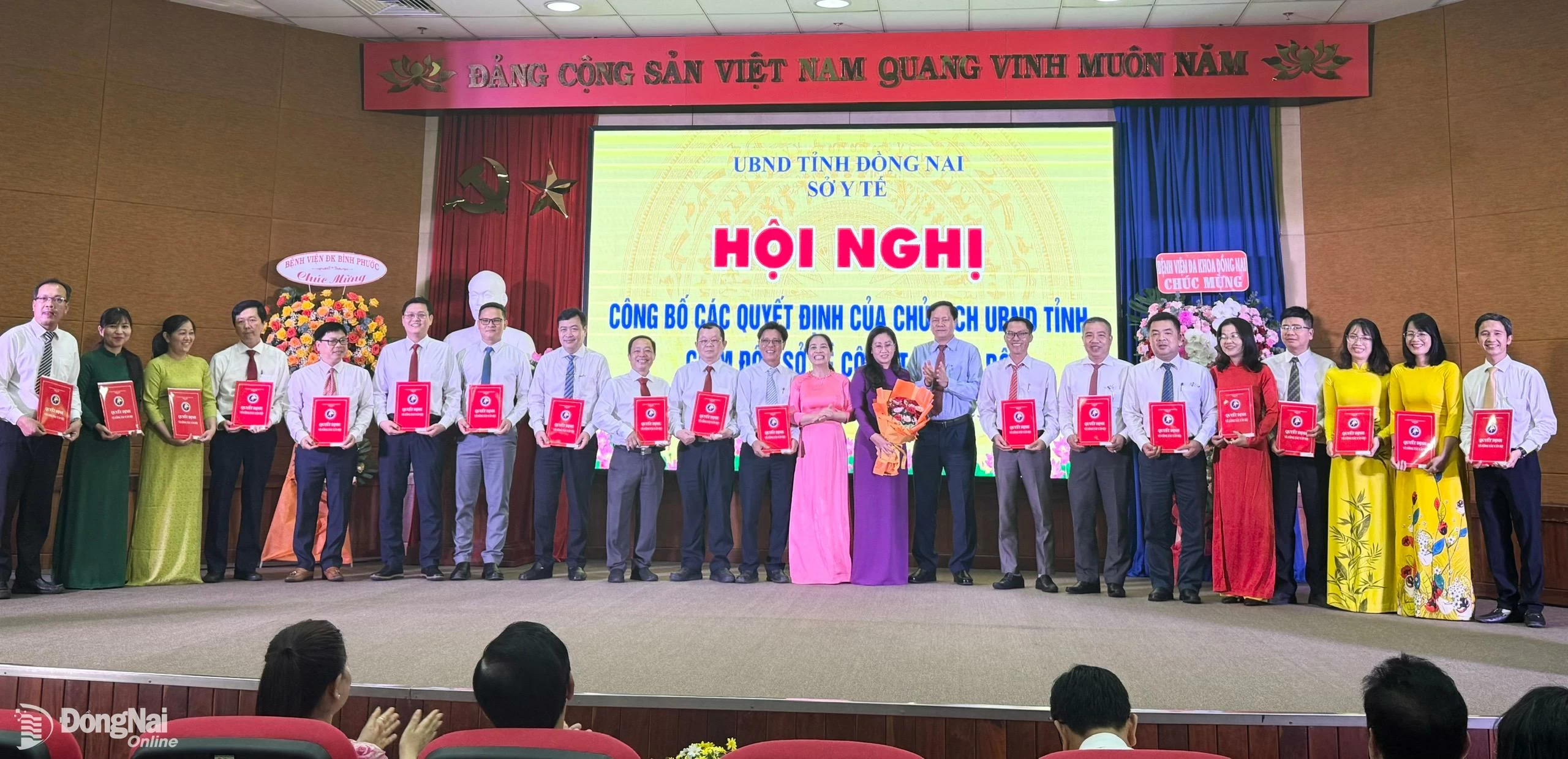 Trao quyết định bổ nhiệm cán bộ đối với các phòng trực thuộc Sở Y tế. Ảnh: Hạnh Dung