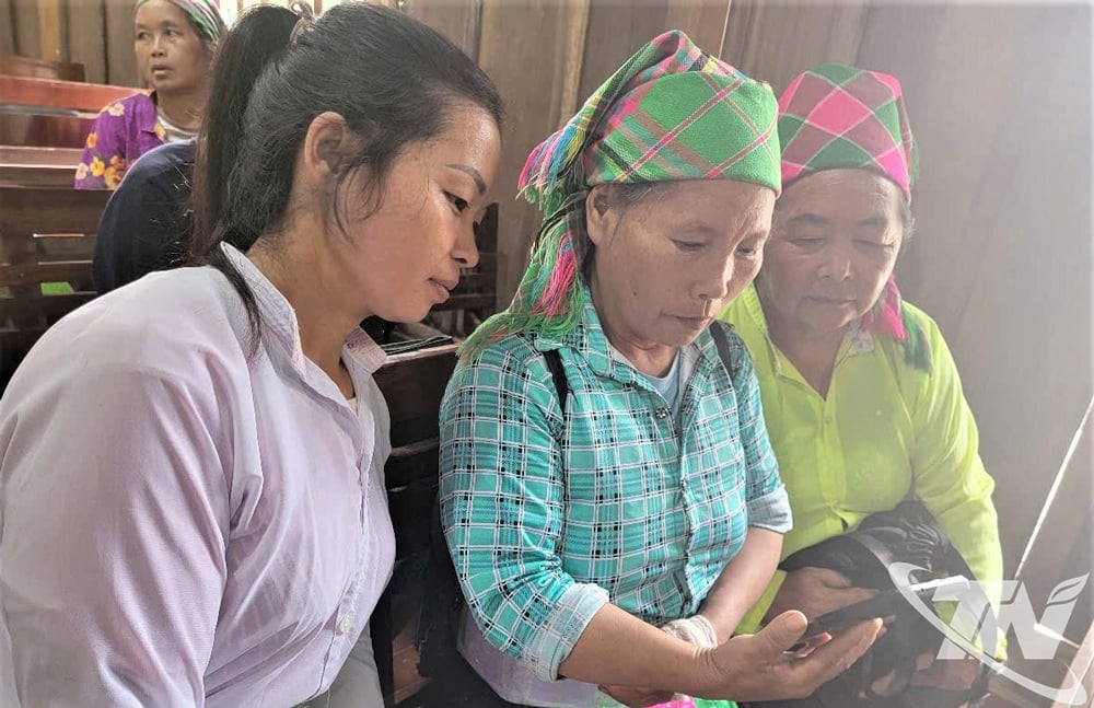 Ra ngoài xã hội, con em đồng bào các dân tộc giao tiếp bằng tiếng phổ thông, chỉ lúc gọi điện về nhà cho người thân mới có dịp nói tiếng mẹ đẻ.