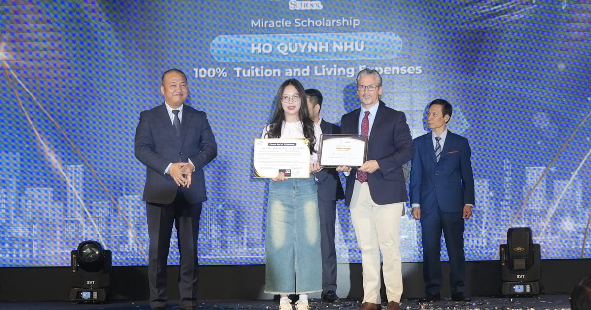 Tres estudiantes vietnamitas reciben becas para estudiar en EE. UU. por un valor total de casi 5 mil millones de VND