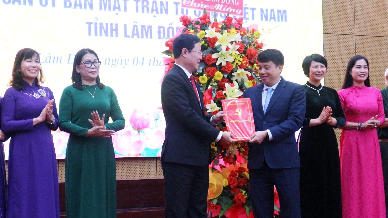 Bí thư Tỉnh uỷ Y Thanh Hà Niê Kđăm trao quyết định thành lập Ủy ban MTTQ Việt Nam tỉnh Lâm Đồng
