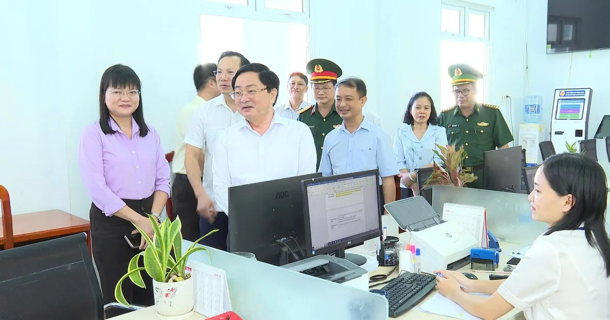 Tay Ninh Provincial Party Secretary works with new communes