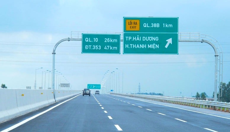 Thay biển chỉ dẫn địa giới hành chính giữa các tỉnh thành trước ngày 15/7
- Ảnh 1.