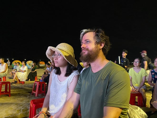 anh-3-anh-elon-johnson-du-khach-my-thich-thu-khi-duoc-xem-phim-ngoai-troi.jpg