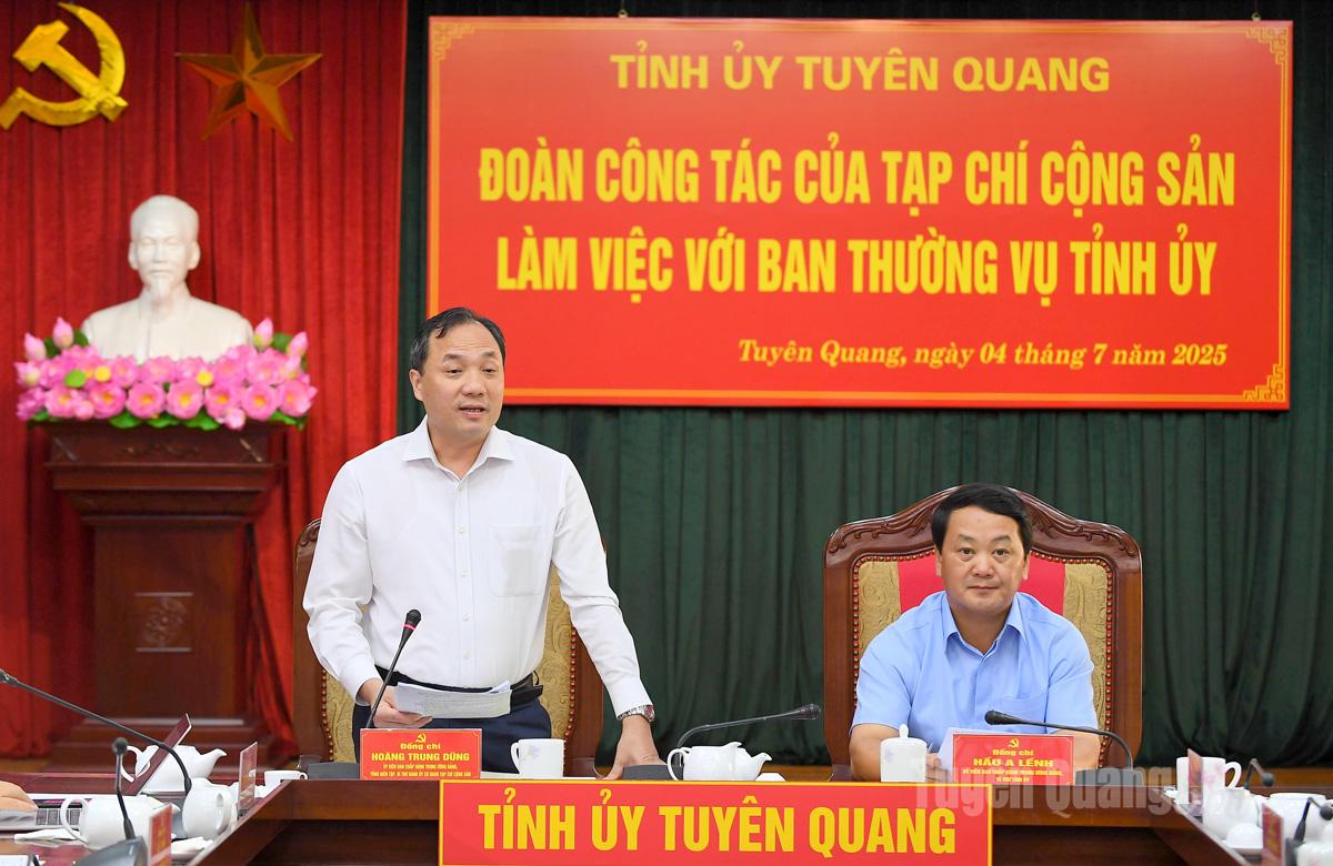 Đồng chí Hoàng Trung Dũng, Ủy viên BCH Trung ương Đảng, Tổng Biên tập Tạp chí Cộng sản phát biểu tại buổi làm việc với Ban Thường vụ Tỉnh ủy.