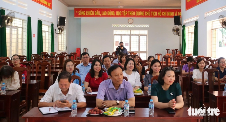 đường dây nóng  - Ảnh 1.