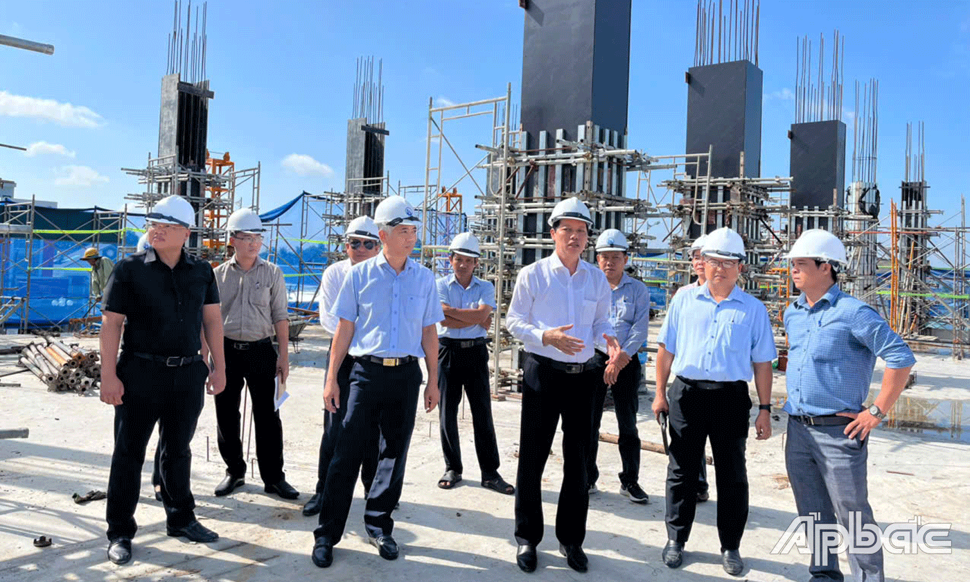 Ông Nguyễn Thành Diệu, Phó Chủ tịch UBND tỉnh kiểm tra thực tế tiến độ Dự án Trung tâm Văn hóa – nghệ thuật và Hội chợ - triển lãm tỉnh.