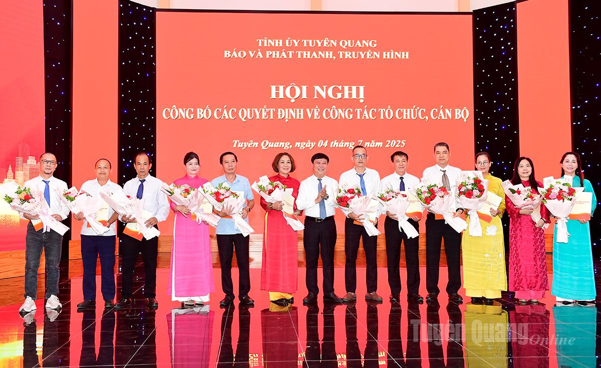 Đồng chí Mai Đức Thông, Ủy viên BCH Đảng bộ tỉnh, Tổng Biên tập Báo và Phát thanh Truyền hình tỉnh tặng hoa và trao quyết định cho các đồng chí nghỉ hưu trước tuổi.