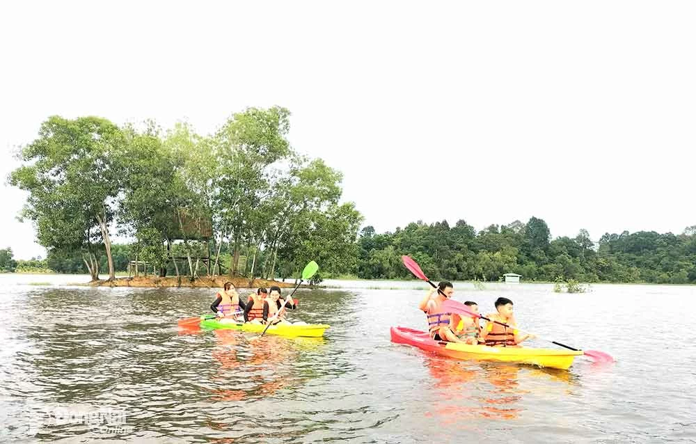 Du khách chèo Sup trên hồ Trị An, địa danh nằm trong quy hoạch khu du lịch quốc gia. 
