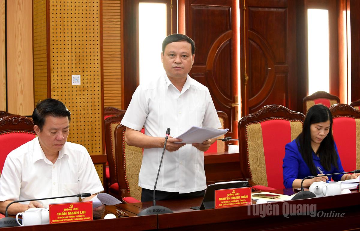 Đồng chí Nguyễn Mạnh Tuấn, Ủy viên Ban Thường vụ Tỉnh ủy, Phó Chủ tịch UBND tỉnh báo cáo với đoàn công tác về tình hình chung của tỉnh sau khi hoàn thành việc hợp nhất các đơn vị hành chính cấp tỉnh, vận hành mô hình chính quyền địa phương 2 cấp.
