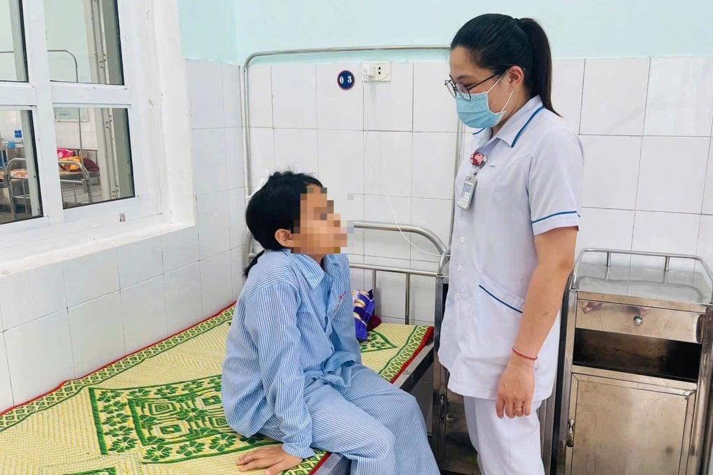 Cùng người thân ra suối chơi, bé gái 10 tuổi bất ngờ bị khỉ tấn công - 1