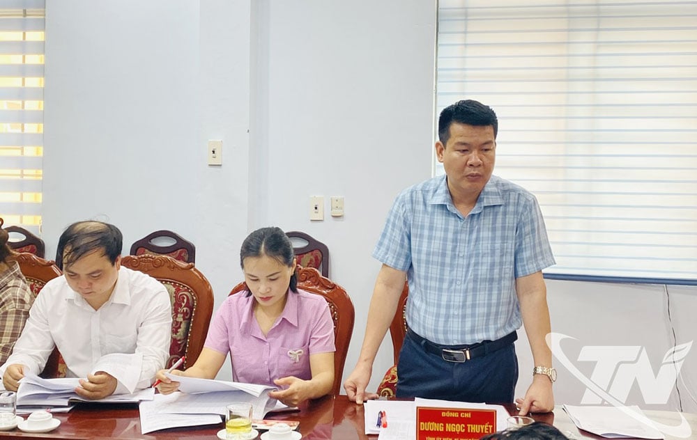 Lãnh đạo xã Chợ Rã báo cáo Đoàn công tác về tiến độ xóa nhà tạm, dột nát trên địa bàn.