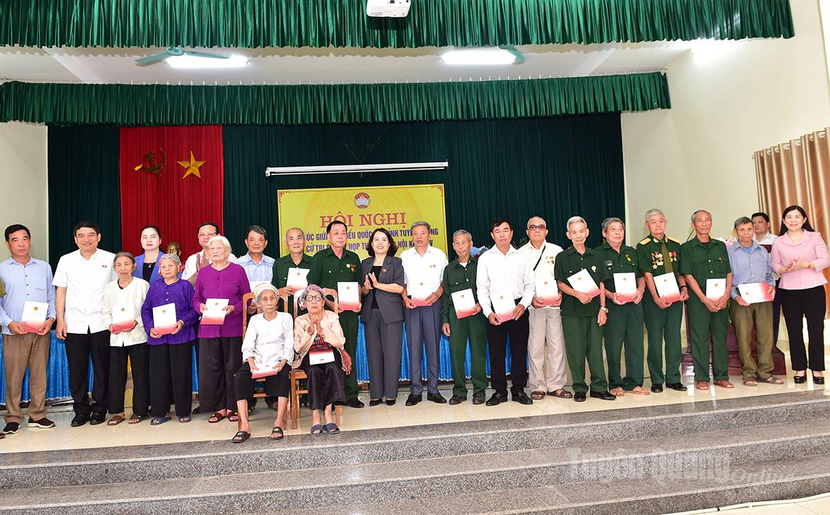 Đoàn ĐBQH tỉnh và các đồng chí lãnh đạo tỉnh trao quà cho người có công, gia đình chính sách tại phường Đội Cấn.