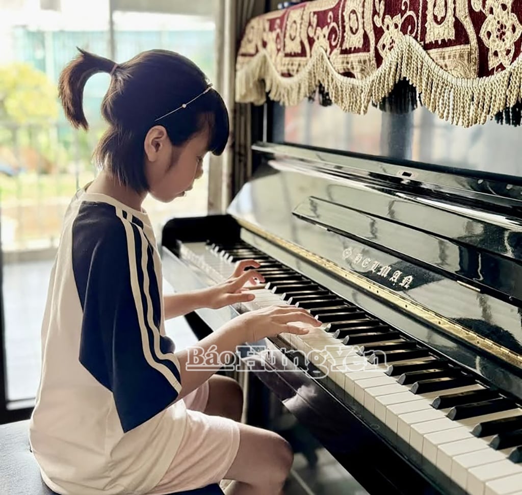 Trẻ tham gia lớp học đàn tại Trung tâm năng khiếu Sao Mai(xã Văn Giang) 