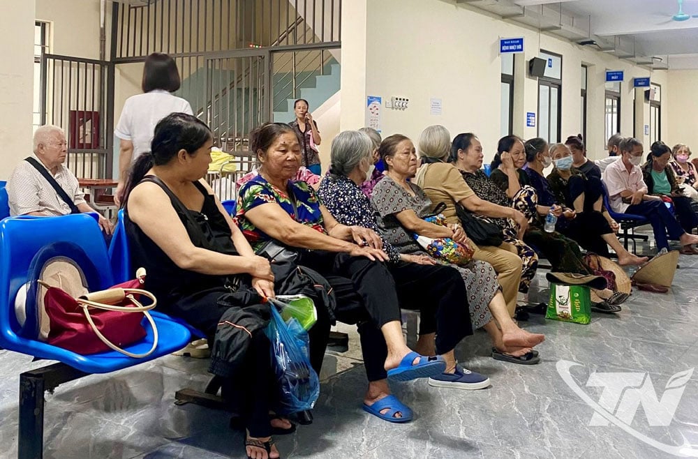 Mặc dù ngồi chờ đến lượt khám bệnh tại cơ sở y tế nhưng nhiều người vẫn không đeo khẩu trang theo khuyến cáo của ngành Y tế.