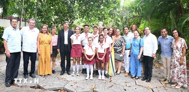 ttxvn-cuoc-thi-viet-va-ve-tranh-ve-quan-he-cuba-viet-nam-8132231.jpg