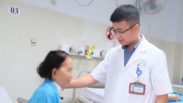 Ung thư tuyến giáp xâm lấn buộc phải cắt bỏ đoạn khí quản dài 3 vòng sụn- Ảnh 1.