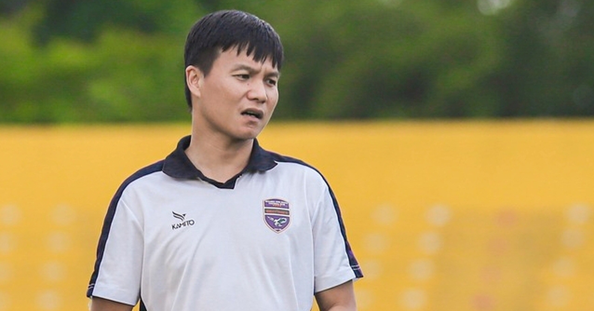 Coach Nguyen Cong Manh leads Ha Tinh Club