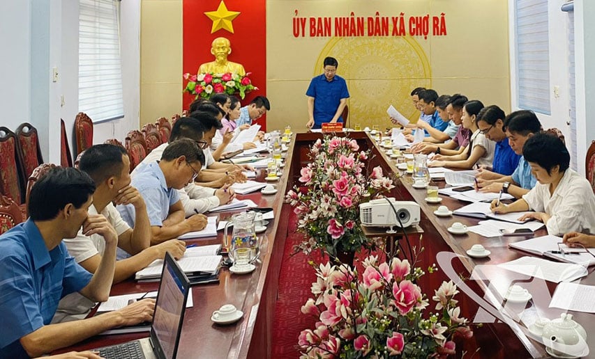 Quang cảnh buổi làm việc của Đoàn công tác do đồng chí Đinh Quang Tuyên, Phó Bí thư Tỉnh ủy, Chủ tịch Ủy ban MTTQ tỉnh, làm Trưởng đoàn, với lãnh đạo xã Chợ Rã.