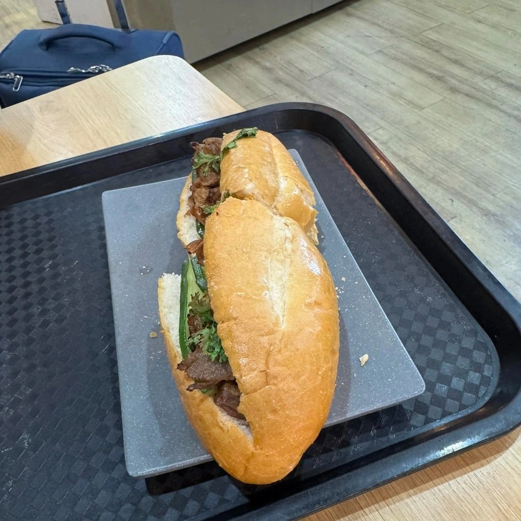 Bánh mì 208.000 đồng ở Nội Bài, khách than đắt hơn ở sân bay quốc tế - 1