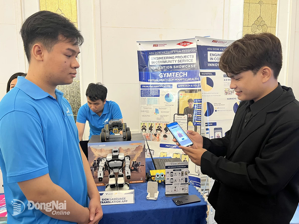Sinh viên các trường đại học tại Đồng Nai giới thiệu những mô hình, sản phẩm công nghệ số bên lề một hội thảo về ứng dụng trí tuệ nhân tạo do Sở Khoa học và công nghệ tổ chức vào tháng 4-2025. Ảnh: Hải Quân

