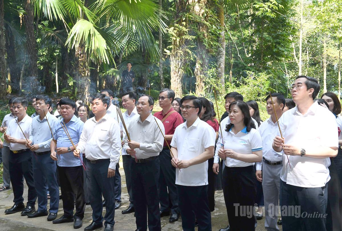 Đoàn công tác Tạp chí Cộng sản dâng hương tưởng niệm các anh hùng liệt sĩ tại Khu di tích lịch sử quốc gia đặc biệt Kim Bình. Ảnh: Huy Hoàng