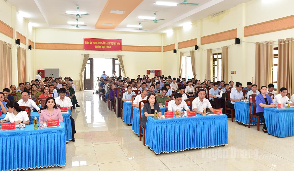 Các đại biểu tại buổi tiếp xúc cử tri.