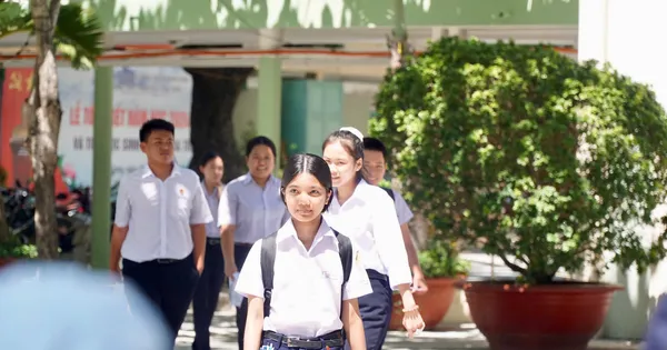 The highest standard score for entering grade 10 in Khanh Hoa is 44 points.