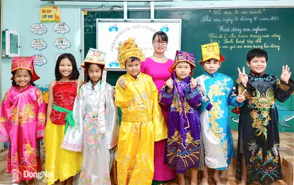 Cô Bùi Thị Cành chụp ảnh lưu niệm cùng học sinh sau một tiết hoạt động trải nghiệm của lớp 5/2, năm học 2024-2025. Ảnh: NVCC