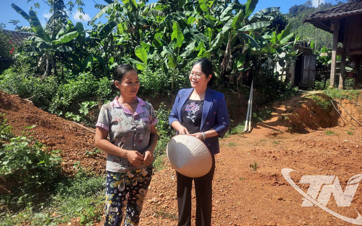 Đồng chí Hoàng Thu Trang, Ủy viên Ban Thường vụ Tỉnh ủy, Phó Chủ tịch UBND tỉnh, hỏi thăm, động viên một người dân thuộc diện được hỗ trợ xóa nhà tạm, nhà dột nát tại xã Cường Lợi. 