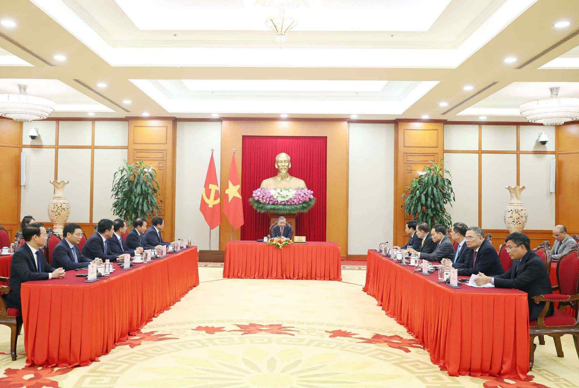 មុន