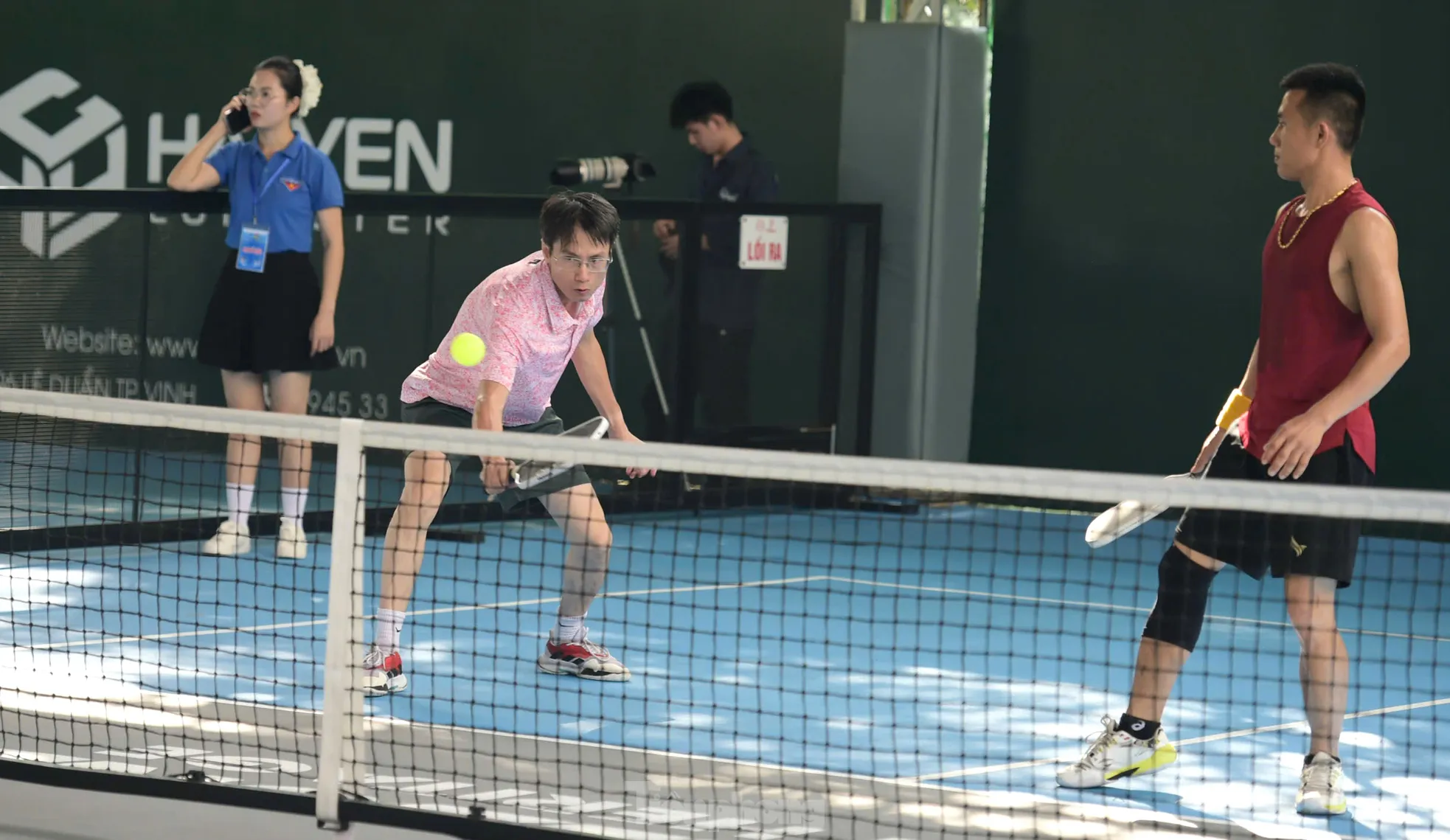 Khoảnh khắc gay cấn trong loạt trận tranh tài Giải Pickleball 'Quạt mát trao em - Ươm mầm tri thức' ảnh 13