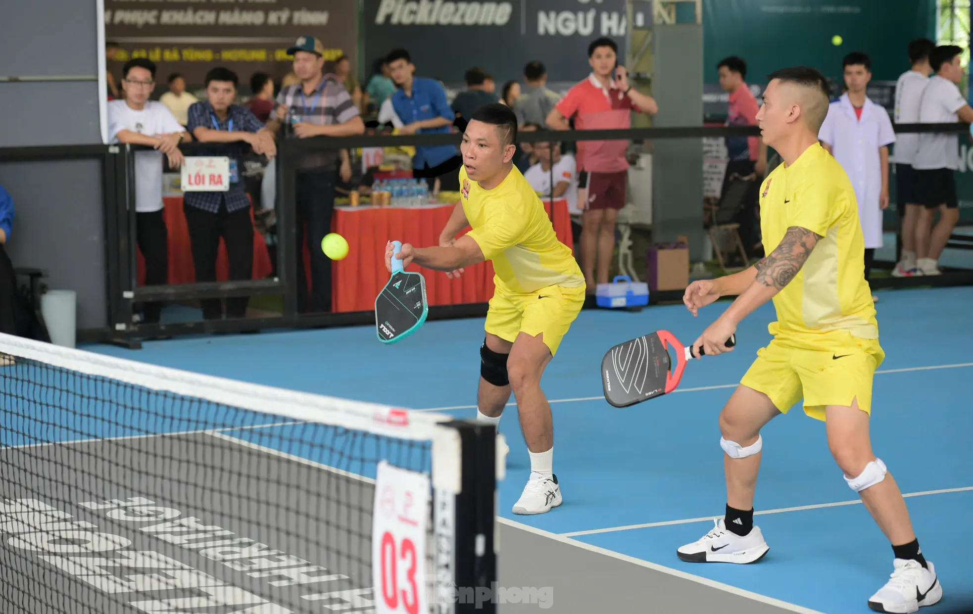 Khoảnh khắc gay cấn trong loạt trận tranh tài Giải Pickleball 'Quạt mát trao em - Ươm mầm tri thức' ảnh 2
