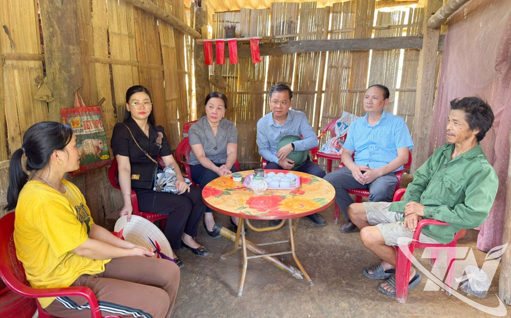 Đoàn công tác do đồng chí Nguyễn Thị Vũ Anh, Tổng Biên tập Báo và Phát thanh, Truyền hình Thái Nguyên, làm Trưởng đoàn đến kiểm tra công tác triển khai xóa nhà tạm, nhà dột nát, hỗ trợ nhà ở cho người có công với cách mạng và thân nhân liệt sĩ trên địa bàn xã Ngân Sơn.