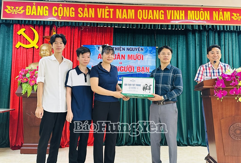 Nhóm thiện nguyện tặng sữa cho Trung tâm Bảo trợ xã hội và Công tác xã hội tỉnh Hưng Yên